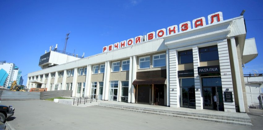 Здание Речного вокзала начали демонтировать в Барнауле
