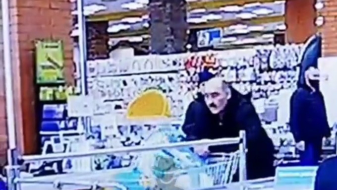 Усатого мужчину разыскивают в Барнауле за кражу подгузников в магазине 