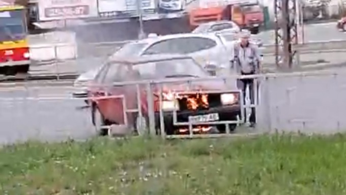 Автомобиль загорелся посреди проезжей части в Барнауле
