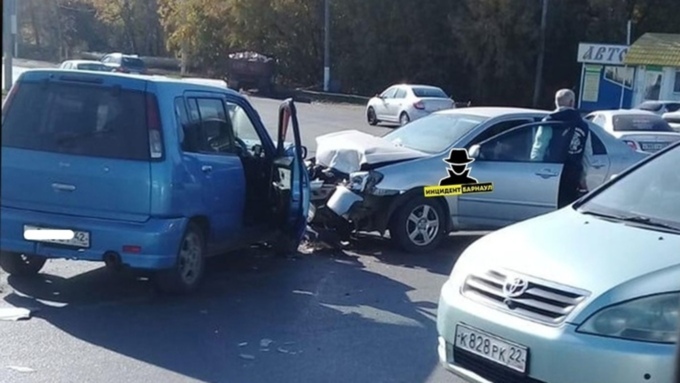 Машина с кемеровскими номерами попала в ДТП на перекрестке в Барнауле