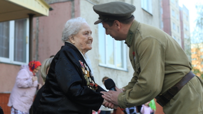 Концерт для ветерана в честь Великой Победы прошёл в Барнауле
