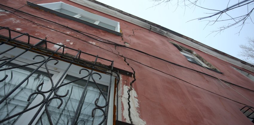 «Страшно жить». Что происходит в аварийном доме в Барнауле, который трещина «разделила» пополам