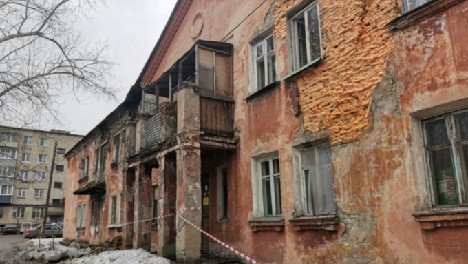 Почти 70 жильцов разрушающегося дома эвакуировали в Барнауле