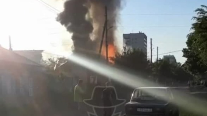 Крупный пожар произошёл в частном доме в Барнауле