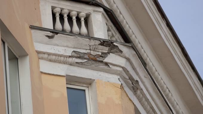 Страшно смотреть: разрушающиеся фасады домов с центральных улиц Барнаула