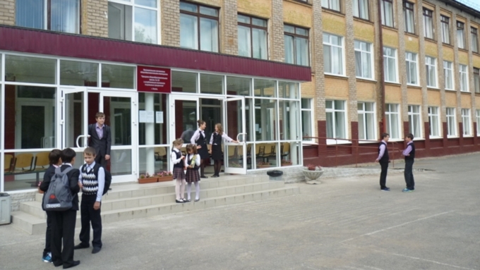 Неизвестные в масках напали с ножами на учеников в пермской школе