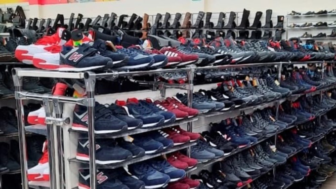 Почти семь тысяч пар нелегальной обуви нашли в одном из магазинов Барнаула 