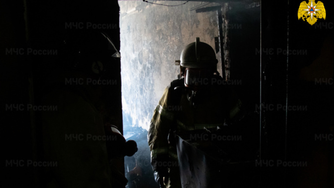 В МЧС рассказали подробности пожара в Барнауле, при котором погиб человек