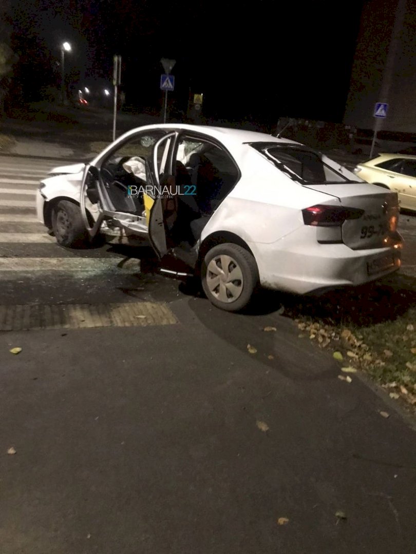 В Барнауле пассажиры такси пострадали в жёстком ночном ДТП | 11.10.2022 |  Барнаул - БезФормата