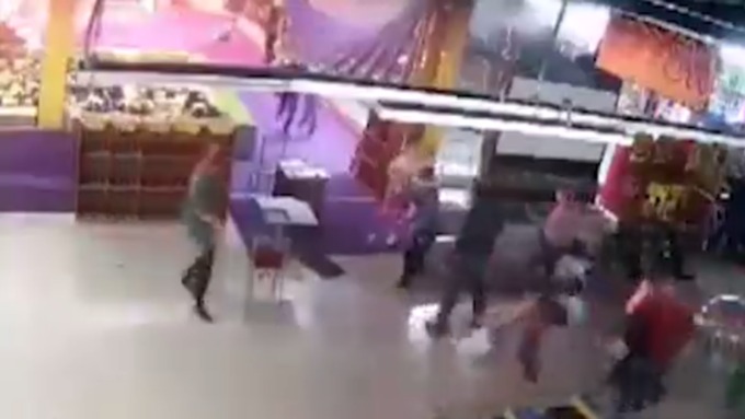 Опубликовано видео начала пожара в кемеровском торговом центре