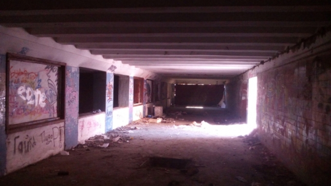 Первый подземный переход в Барнауле превратился в бомжатник. Фото