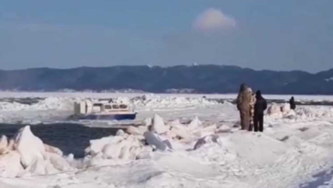 Льдина, на которой находились около 600 рыбаков, оторвалась от берега на Сахалине