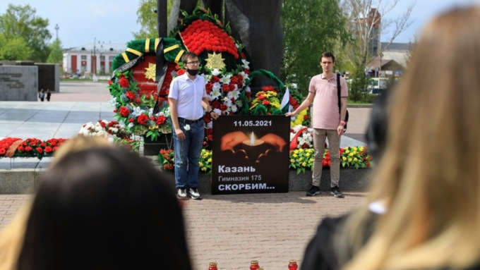 Память погибших в казанской школе почтили в Барнауле