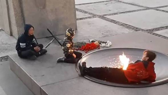 В Новосибирске дети разлеглись у Вечного огня и курили вейп – ими заинтересовался СК