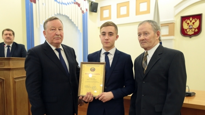 Еще дети, но уже герои: подростков на Алтае наградили за спасенные жизни