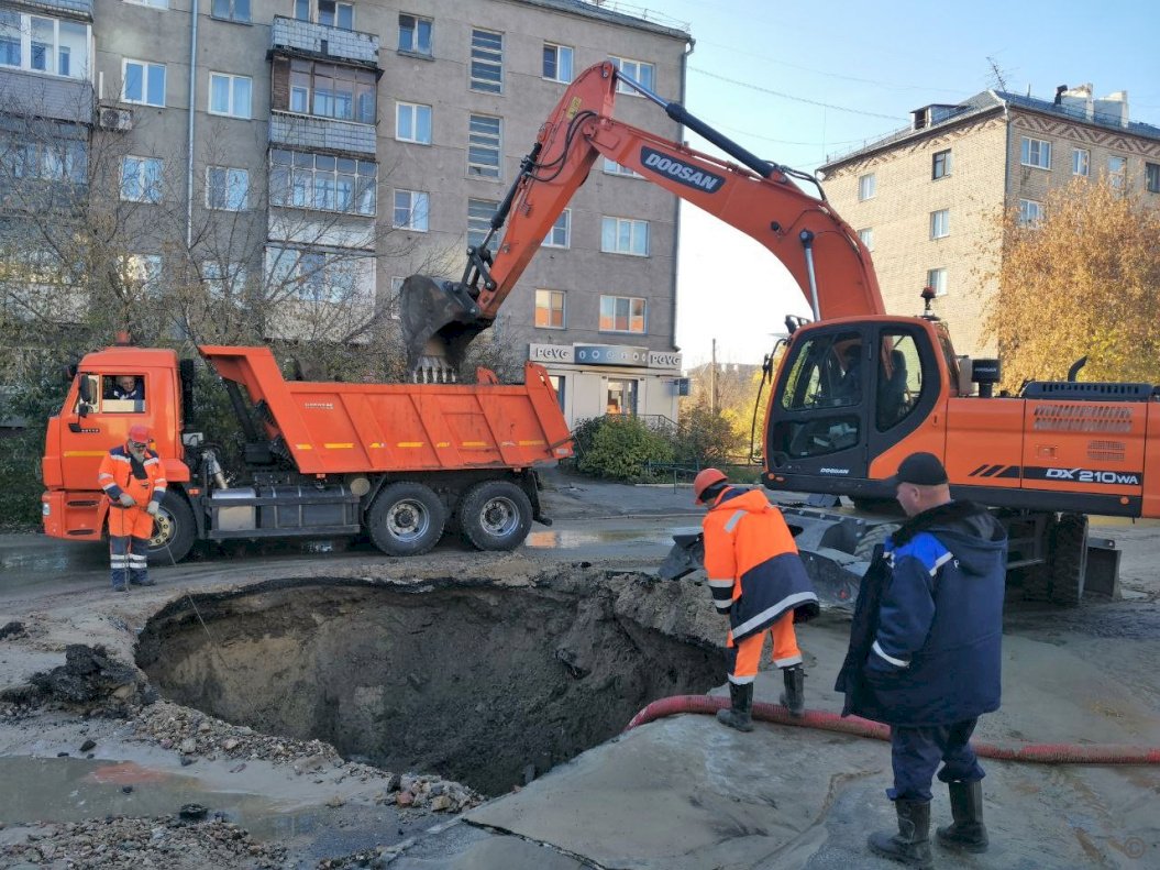 В Барнауле планируют до вечера устранить коммунальную аварию на улице  Димитрова | 14.10.2022 | Барнаул - БезФормата