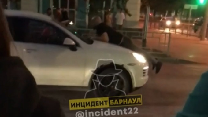 Женщину, прокатившую мужчину на капоте авто в центре Барнаула, оштрафовали на 500 рублей