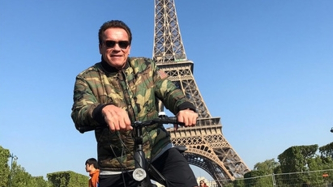 Шварценеггер покатался на велосипеде у Эйфелевой башни