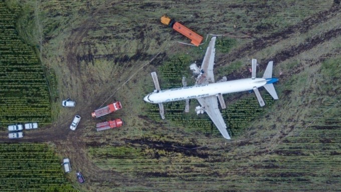 Видео: севший в кукурузном поле A321 пилят на куски