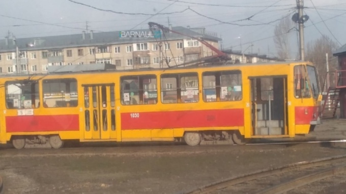 Трамвай запутался в проводах в Барнауле
