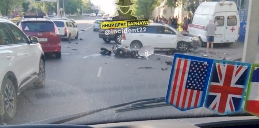 Мотоциклист серьезно пострадал в жестком ДТП в Барнауле