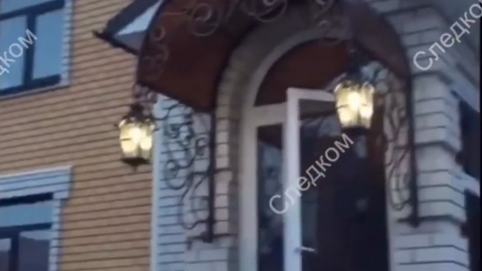 Появилось видео задержания заместителя главы Барнаула в собственном особняке