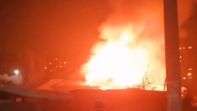 Пожар вспыхнул в частном секторе Барнаула
