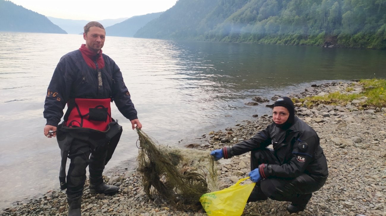 Водолазы показали, какую гадость достали из популярного у туристов Телецкого  озера