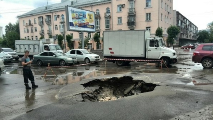 Асфальт провалился из-за опрессовки на Жилплощадке в Барнауле. Фото 