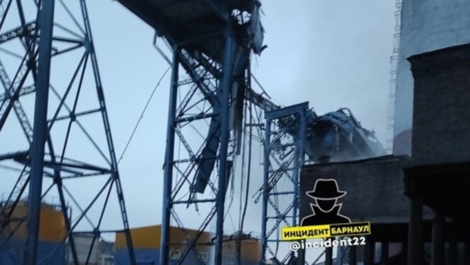 Труба ТЭЦ частично обрушилась в Барнауле. Фото и видео