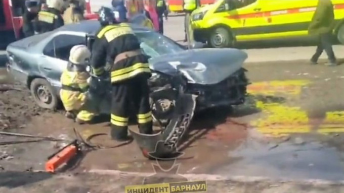 В Барнауле два человека пострадали в жёсткой аварии между маршруткой и легковушкой