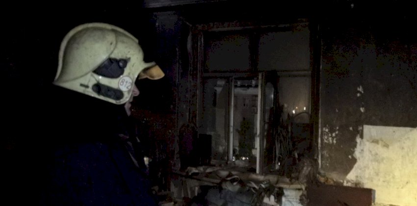 Семь человек эвакуировали во время ночного пожара в многоэтажке Барнаула
