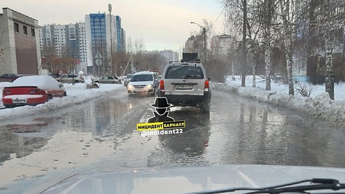 В Барнауле из-за коммунальной аварии затопило проезжую часть