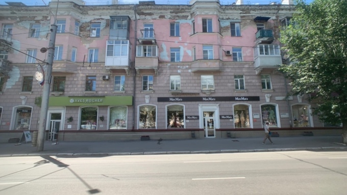Куски фасада падают на тротуар с дома в центре Барнаула 