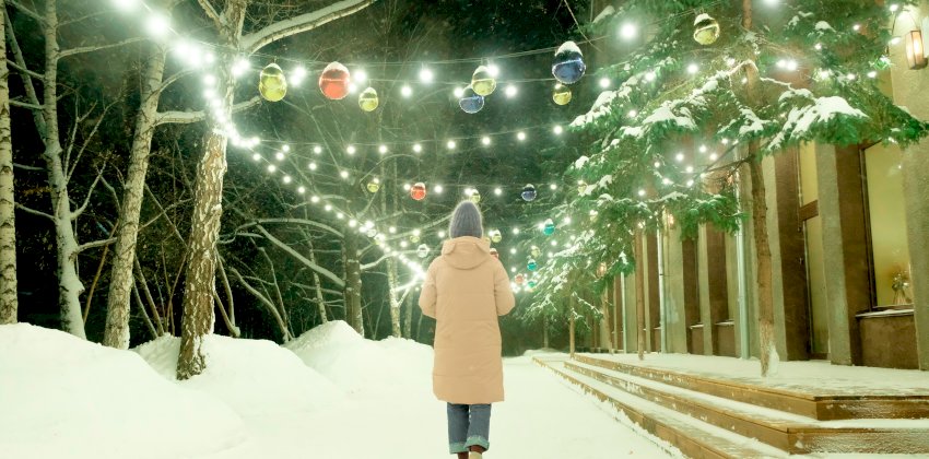 Сказочные фигуры и световые прожекторы. Как украсят Барнаул к Новому году?