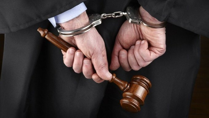 Дело алтайского арбитражного судьи о взятке в 800 тысяч рублей дошло до суда