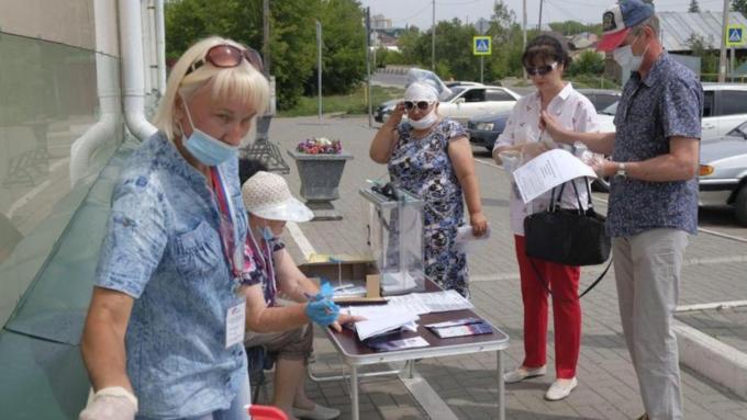 Без интриги и ЧП: репортаж с УИКа в Барнауле, где за поправки высказались 70% жителей