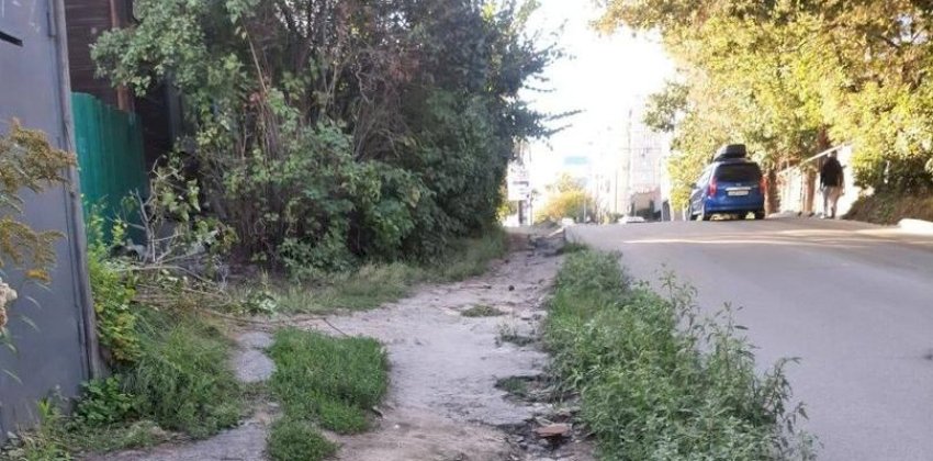 В Барнауле построят тротуар в переулке, где люди рискуют скатиться под машину