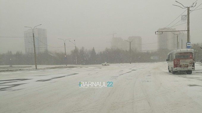 В ГИБДД рассказали, как остаться целым на дорогах Алтайского края в снегопад