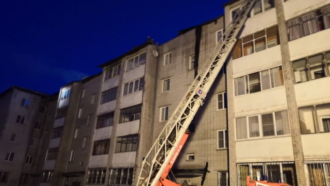 Машины убирали вручную: видео тушения крупного пожара в Барнауле