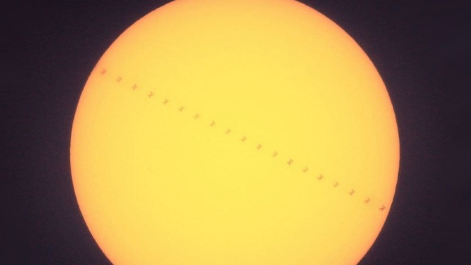 Ответочка космонавтам. Барнаульский фотограф снял МКС на фоне Солнца