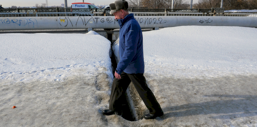 «Другого пути нет»: дорожник объяснил, как избежать пробок во время ремонта моста в Барнауле