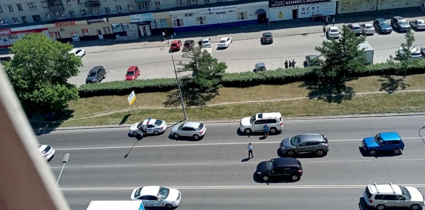  На проспекте Строителей в Барнауле штрафуют любителей ездить по выделенным полосам 