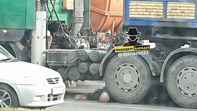 Мужчина попал под колёса грузовика в Барнауле