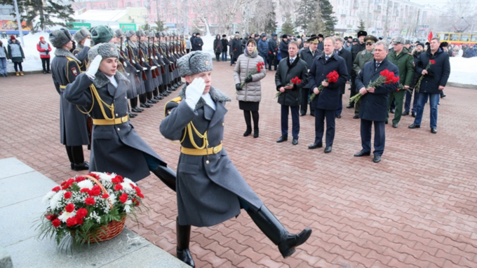 Виктор Томенко возложил цветы к Мемориалу Славы в Барнауле
