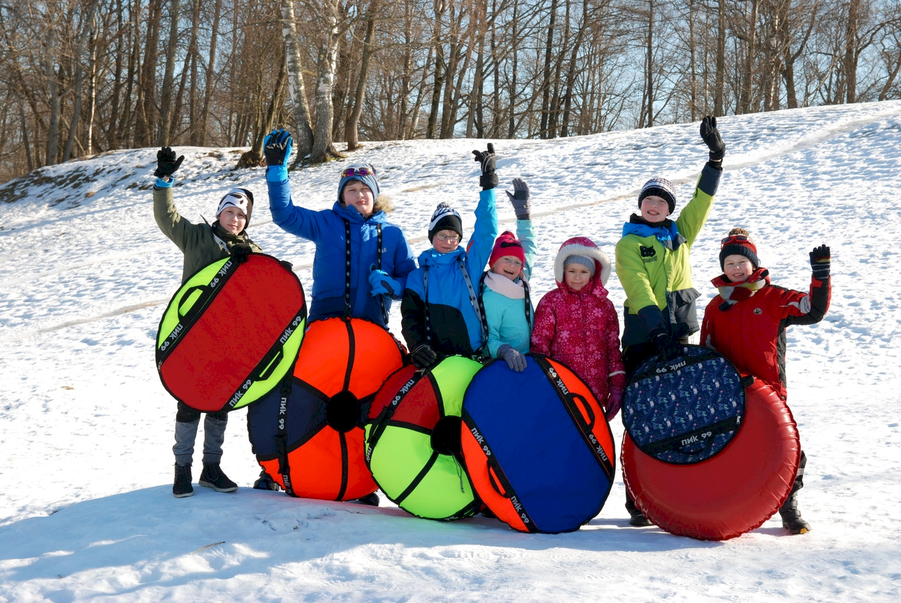 Tubing. Ватрушка кататься с горки. Тюбинг кататься. Тюбинг кататься с горки. Горки для тюбинга.