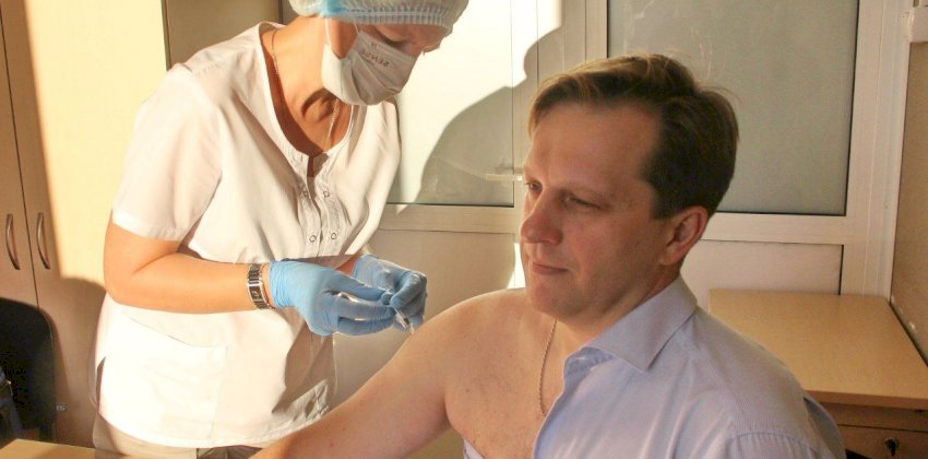  Министр здравоохранения Алтайского края привился от гриппа 