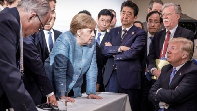 СМИ: Трамп кидался конфетами в Меркель на саммите G7