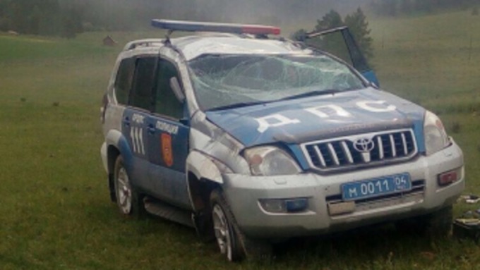 Полицейский внедорожник Toyota перевернулся в Горном Алтае
