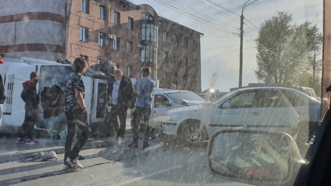 Массовое ДТП произошло на Павловском тракте в Барнауле 
